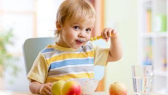 娱乐吃瓜君宝宝倒水,揭秘宝宝倒水背后的温馨瞬间