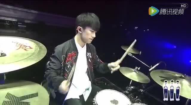 易烊千玺架子鼓照片,鼓动青春，音符飞扬